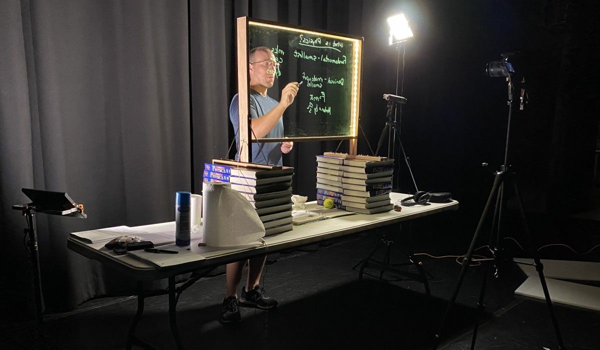 Lightboard Now Available at the Faculty Media Center​ – Academic  Technologies