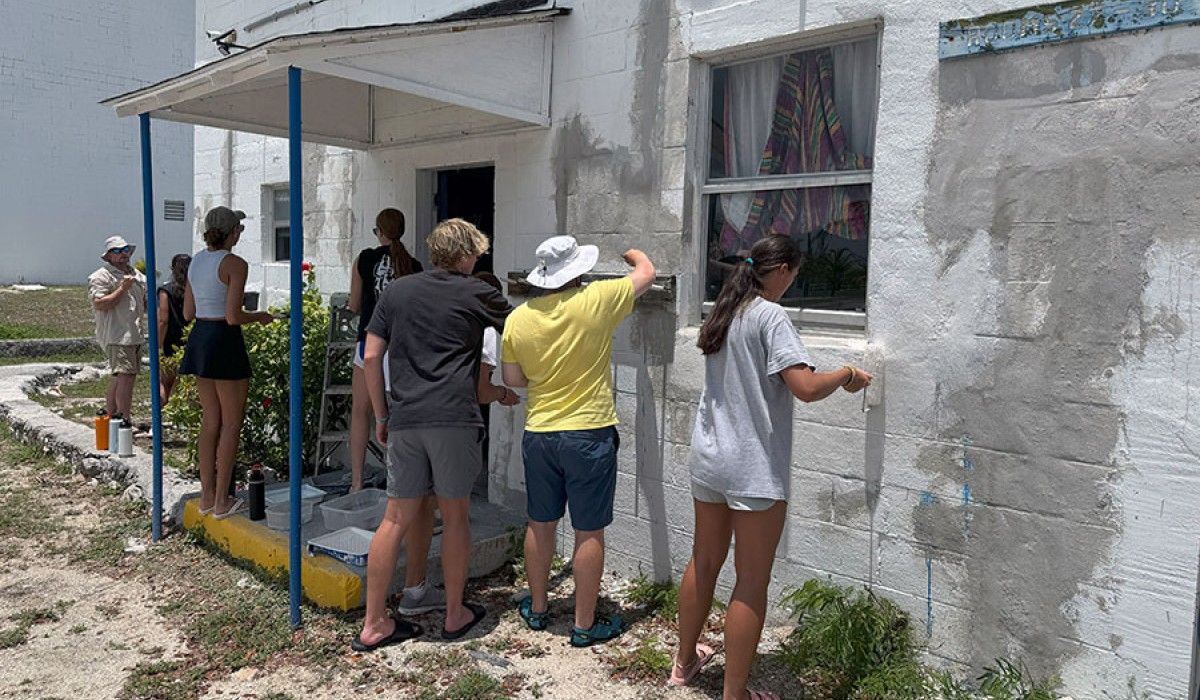 Students painting a building as service to the GRC